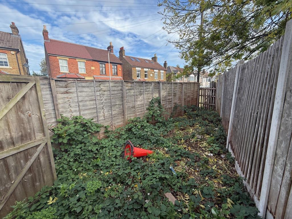 Lot: 100 - COMMERCIAL UNIT FOR REPAIR AND IMPROVEMENT - Small garden area to the side of the unit